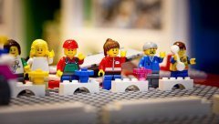 從瀕臨破產到世界最大的玩具制造商，樂高做了什么？